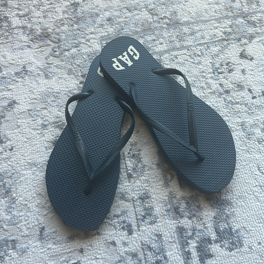 GAP Flip Flops NEW